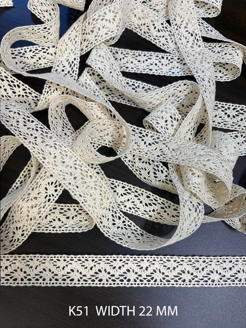 K51 cotton crochet greige lace 22 mm with repeating diamond openwork pattern