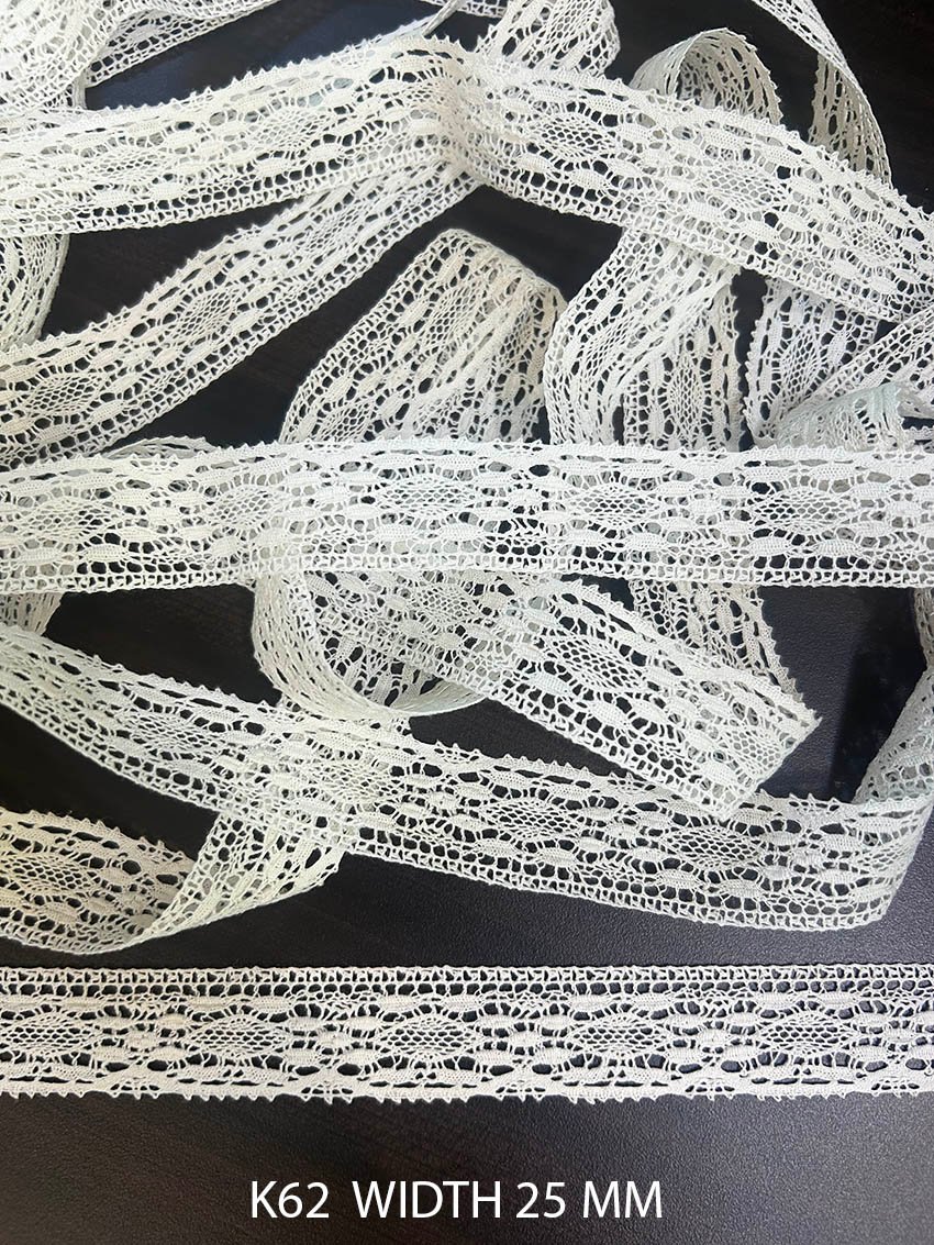 K62 fine white cotton crochet lace 25 mm with delicate geometric openwork