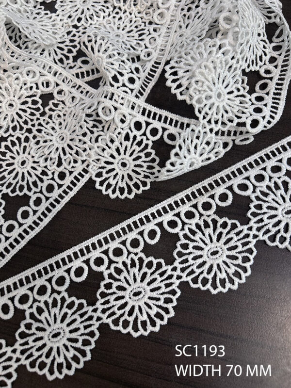 WHITE CIRCLE CHEMICAL LACE